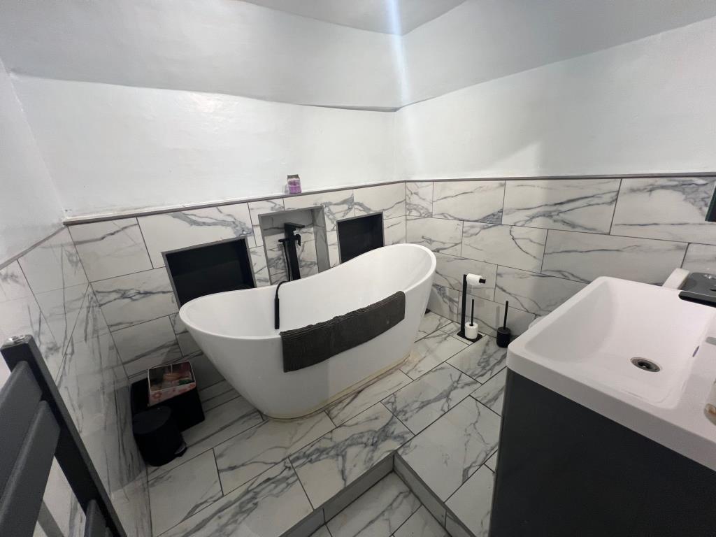 Lot: 15 - A CHARMING AND CHARACTERFUL COTTAGE LOCATED IN THE HISTORIC VILLAGE OF ST. OSYTH - Modern bathroom
